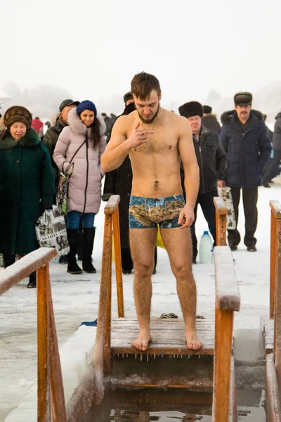Petropavlovsk, Kazakistan - 19 Ocak 2018: vaftiz. Kışın buz delik insanlar yüzmek.