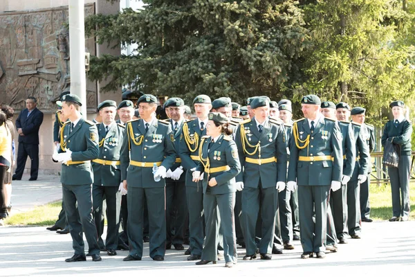 Petropavlovsk 7 Mayıs 2016: Resmi tatil. Defender'ı vatan günün Kazakistan'da 7 Mayıs kutladı. Asker ve askeri. Toplu kutlamalar insanlar.
