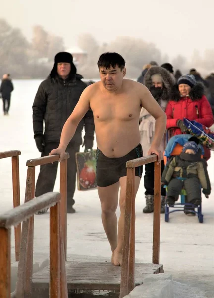 Petropavlovsk, Kazakistan - 19 Ocak 2018: vaftiz. Kışın buz delik insanlar yüzmek.