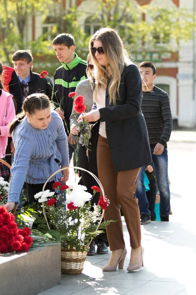Petropavlovsk 7 Mayıs 2016: Resmi tatil. Defender'ı vatan günün Kazakistan'da 7 Mayıs kutladı. Asker ve askeri. Toplu kutlamalar insanlar.