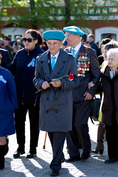 Petropavlovsk, Kazakistan - 9 Mayıs 2016: 9 Mayıs 2016 Petropavlovsk, Kazakistan'daki zafer günü. Ölü savaş anısına. Üyeler mutlu.