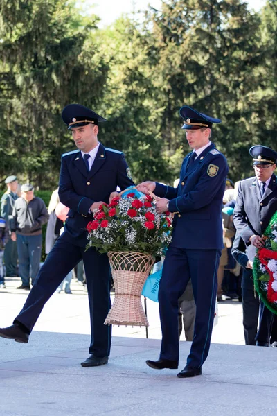 Petropavlovsk, Kazakistan - 9 Mayıs 2016: 9 Mayıs 2016 Petropavlovsk, Kazakistan'daki zafer günü. Ölü savaş anısına. Üyeler mutlu.