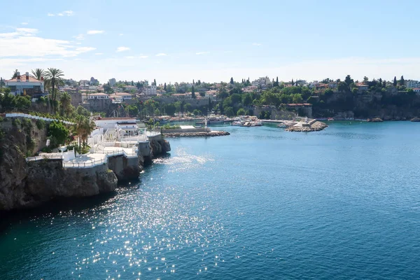 Antalya, Türkiye - 21 Haziran 2017: Bir tatil beldesi Antalya eski liman tekneler vardır.