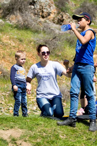 Kazakistan, Çimkent - 9 Nisan 2017. Erkekler kadınlar kadınlar çocuk dağlar bahar. Jöle manzara manzara.