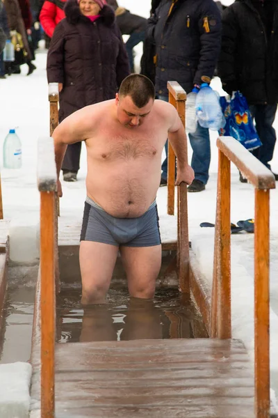 Petropavlovsk, Kazakistan - 19 Ocak 2018: vaftiz. Kışın buz delik insanlar yüzmek.