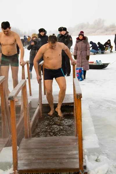 Petropavlovsk, Kazakistan - 19 Ocak 2018: vaftiz. Kışın buz delik insanlar yüzmek.