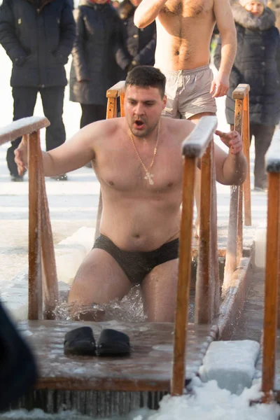 Petropavlovsk, Kazakistan - 19 Ocak 2018: vaftiz. Kışın buz delik insanlar yüzmek.