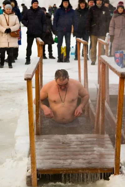 Petropavlovsk, Kazakistan - 19 Ocak 2018: vaftiz. Kışın buz delik insanlar yüzmek.