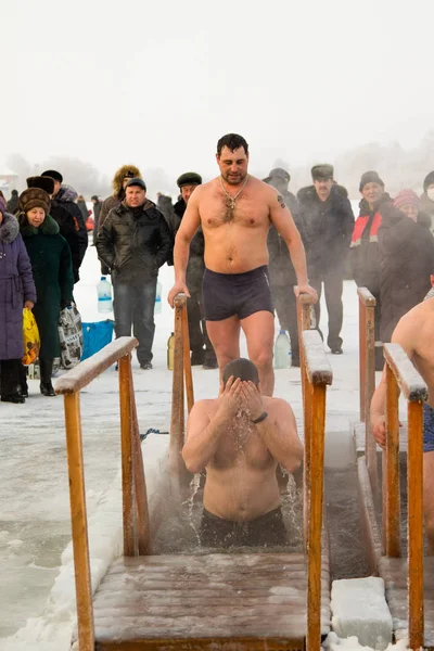 Petropavlovsk, Kazakistan - 19 Ocak 2018: vaftiz. Kışın buz delik insanlar yüzmek.
