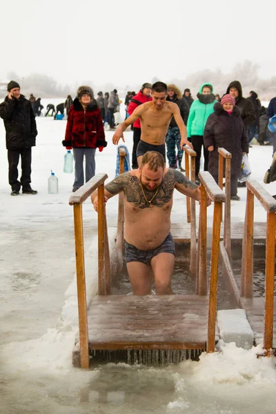 Petropavlovsk, Kazakistan - 19 Ocak 2018: vaftiz. Kışın buz delik insanlar yüzmek.