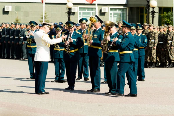 Petropavlovsk 7 Mayıs 2016: Resmi tatil. Defender'ı vatan günün Kazakistan'da 7 Mayıs kutladı. Asker ve askeri. Toplu kutlamalar insanlar.