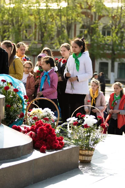 Petropavlovsk 7 Mayıs 2016: Resmi tatil. Defender'ı vatan günün Kazakistan'da 7 Mayıs kutladı. Asker ve askeri. Toplu kutlamalar insanlar.