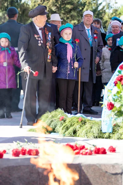 Petropavlovsk, Kazakistan - 9 Mayıs 2016: 9 Mayıs 2016 Petropavlovsk, Kazakistan'daki zafer günü. Ölü savaş anısına. Üyeler mutlu.