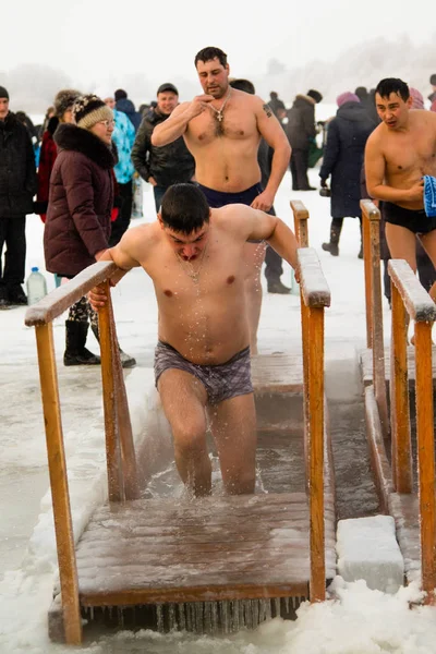 Petropavlovsk, Kazakistan - 19 Ocak 2018: vaftiz. Kışın buz delik insanlar yüzmek.