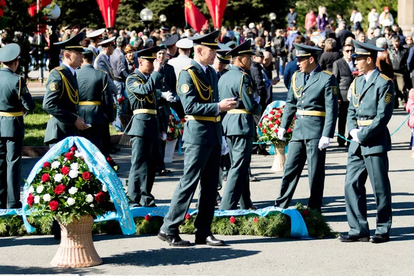 Petropavlovsk, Kazakistan - 9 Mayıs 2016: 9 Mayıs 2016 Petropavlovsk, Kazakistan'daki zafer günü. Ölü savaş anısına. Üyeler mutlu.