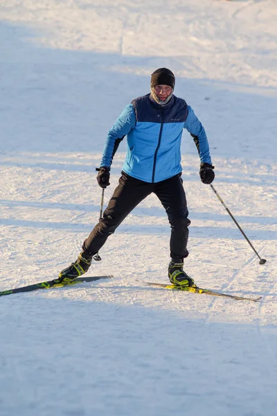 ペトロパブロフスク カザフスタン 2018 人スキー雪冬 カザフスタン スポーツ休暇 — ストック写真