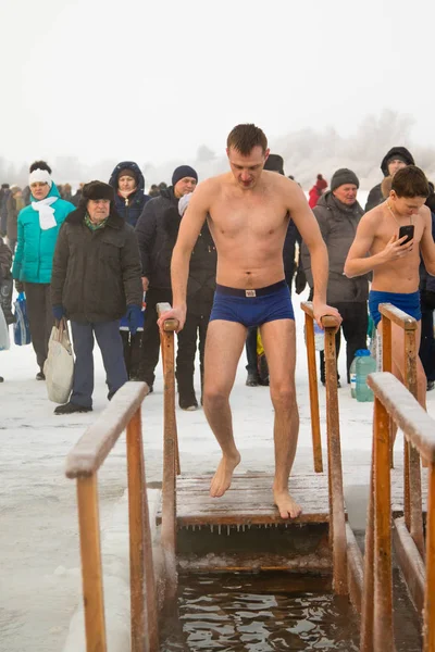 Petropavlovsk, Kazakistan - 19 Ocak 2018: vaftiz. Kışın buz delik insanlar yüzmek.