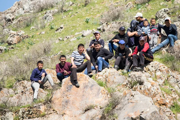 Kazakistan, Çimkent - 9 Nisan 2017. Erkekler kadınlar kadınlar çocuk dağlar bahar. Jöle manzara manzara.