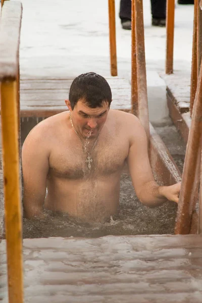 Petropavlovsk, Kazakistan - 19 Ocak 2018: vaftiz. Kışın buz delik insanlar yüzmek.