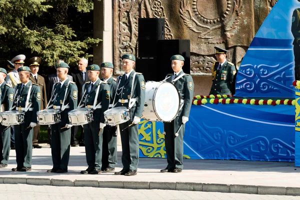 Petropavlovsk 7 Mayıs 2016: Resmi tatil. Defender'ı vatan günün Kazakistan'da 7 Mayıs kutladı. Asker ve askeri. Toplu kutlamalar insanlar.