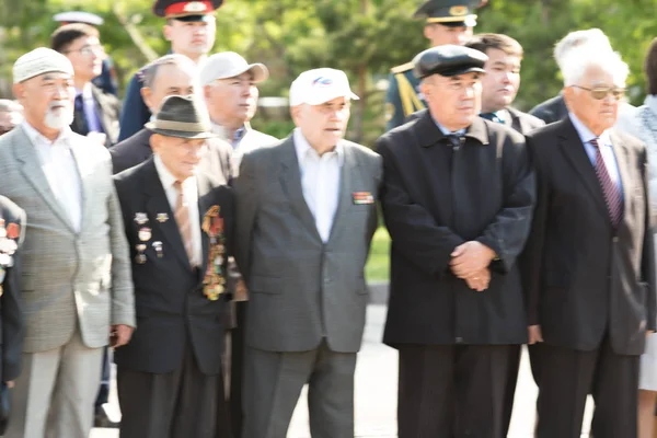 Petropavlovsk 7 Mayıs 2016: Resmi tatil. Defender'ı vatan günün Kazakistan'da 7 Mayıs kutladı. Asker ve askeri. Toplu kutlamalar insanlar.