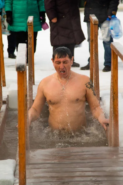 Petropavlovsk, Kazakistan - 19 Ocak 2018: vaftiz. Kışın buz delik insanlar yüzmek.