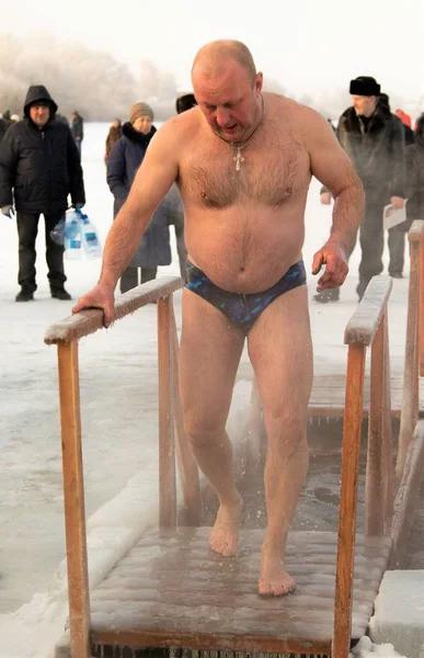 Petropavlovsk, Kazakistan - 19 Ocak 2018: vaftiz. Kışın buz delik insanlar yüzmek.