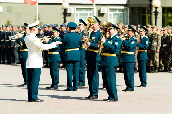 Petropavlovsk 7 Mayıs 2016: Resmi tatil. Defender'ı vatan günün Kazakistan'da 7 Mayıs kutladı. Asker ve askeri. Toplu kutlamalar insanlar.