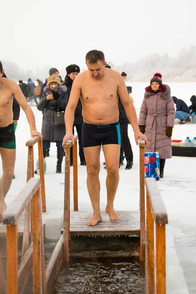 Petropavlovsk, Kazakistan - 19 Ocak 2018: vaftiz. Kışın buz delik insanlar yüzmek.