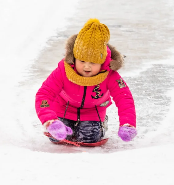 Petropavlovsk Kasachstan Januar 2019 Kinder Fahren Auf Einem Vereisten Hügel — Stockfoto