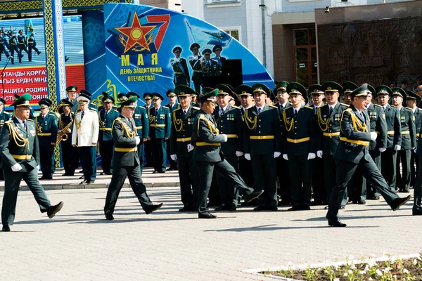 Petropavlovsk 7 Mayıs 2016: Resmi tatil. Defender'ı vatan günün Kazakistan'da 7 Mayıs kutladı. Asker ve askeri. Toplu kutlamalar insanlar.