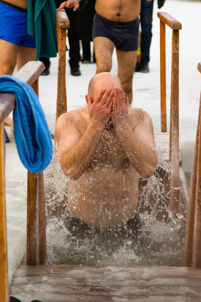 Petropavlovsk, Kazakistan - 19 Ocak 2018: vaftiz. Kışın buz delik insanlar yüzmek.