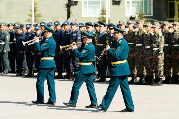 Petropavlovsk 7 Mayıs 2016: Resmi tatil. Defender'ı vatan günün Kazakistan'da 7 Mayıs kutladı. Asker ve askeri. Toplu kutlamalar insanlar.