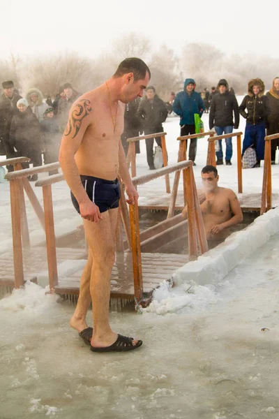 Petropavlovsk Kazakhstan Enero 2018 Bautismo Gente Nada Agujero Hielo Invierno — Foto de Stock