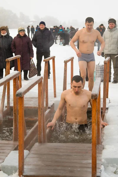 Petropavlovsk, Kazakistan - 19 Ocak 2018: vaftiz. Kışın buz delik insanlar yüzmek.