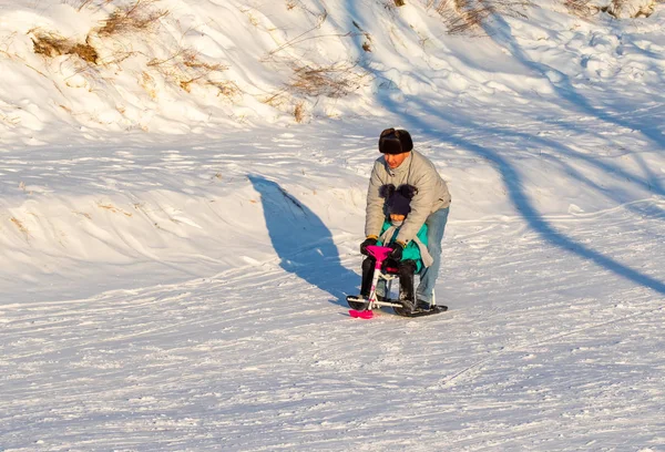 Petropavlovsk Kazakhstan Diciembre 2018 Niños Padres Esquian Invierno Trineo Kazajstán — Foto de Stock