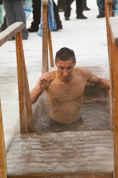 Petropavlovsk, Kazakistan - 19 Ocak 2018: vaftiz. Kışın buz delik insanlar yüzmek.