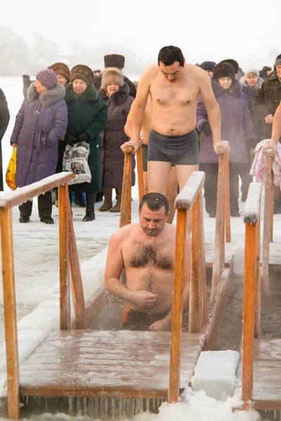 Petropavlovsk Kazakhstan Enero 2018 Bautismo Gente Nada Agujero Hielo Invierno — Foto de Stock