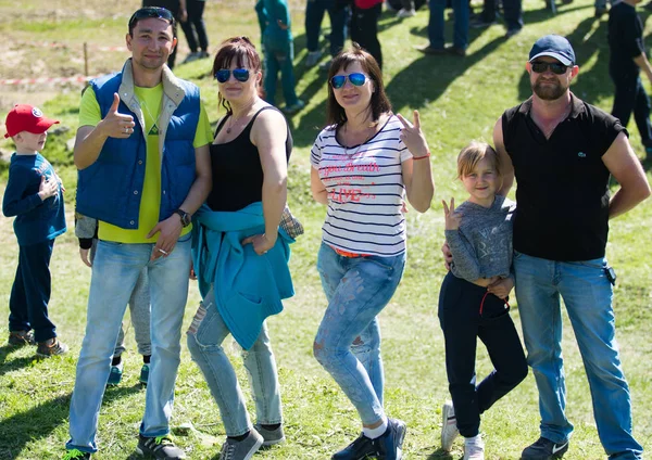 Kazakistan, Çimkent - 9 Nisan 2017. Erkekler kadınlar kadınlar çocuk dağlar bahar. Jöle manzara manzara.