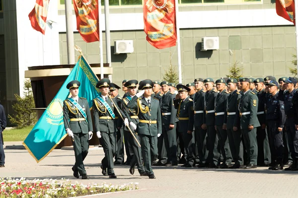 Petropavlovsk 7 Mayıs 2016: Resmi tatil. Defender'ı vatan günün Kazakistan'da 7 Mayıs kutladı. Asker ve askeri. Toplu kutlamalar insanlar.