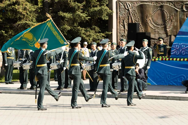 Petropavlovsk 7 Mayıs 2016: Resmi tatil. Defender'ı vatan günün Kazakistan'da 7 Mayıs kutladı. Asker ve askeri. Toplu kutlamalar insanlar.