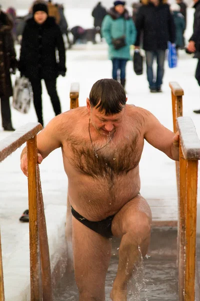 Petropavlovsk, Kazakistan - 19 Ocak 2018: vaftiz. Kışın buz delik insanlar yüzmek.