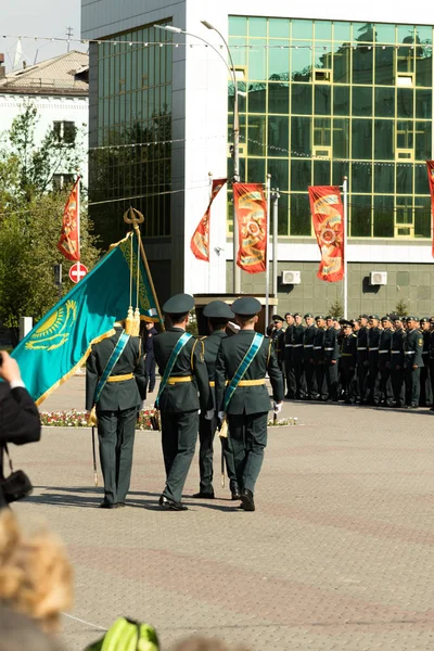 Petropavlovsk 7 Mayıs 2016: Resmi tatil. Defender'ı vatan günün Kazakistan'da 7 Mayıs kutladı. Asker ve askeri. Toplu kutlamalar insanlar.