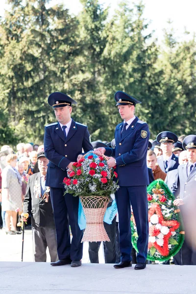 Petropavlovsk, Kazakistan - 9 Mayıs 2016: 9 Mayıs 2016 Petropavlovsk, Kazakistan'daki zafer günü. Ölü savaş anısına. Üyeler mutlu.