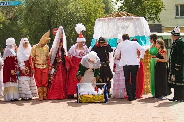Petropavlovsk, Kazakistan - 28 Temmuz 2016: Festival, 80 yıl Kuzey Kazakistan bölgesi. Kitle kutlama etnik halk, geleneksel kostümleri insanlar sokaklarda Petropavlovsk kutlamak..