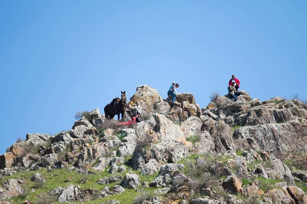 Kazakistan, Çimkent - 9 Nisan 2017. Erkekler kadınlar kadınlar çocuk dağlar bahar. Jöle manzara manzara.