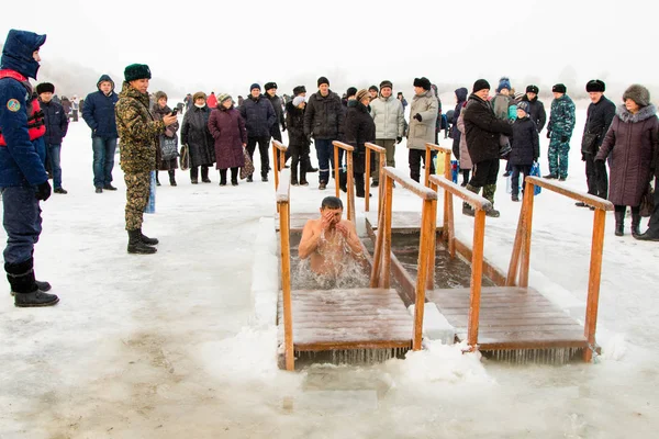 Petropavlovsk, Kazakistan - 19 Ocak 2018: vaftiz. Kışın buz delik insanlar yüzmek.