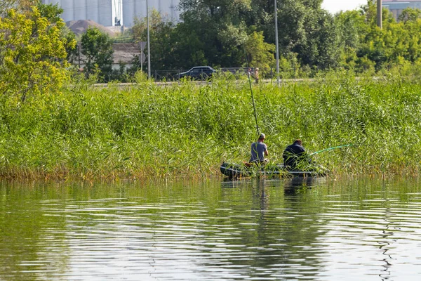 Petropavlovsk, Kazakistan - 28 Temmuz 2018: İnsanlar göl kenarında lastik gemilerde balıkçılar, balık. Lake Pestroe, Petropavlovsk, Kazakistan.