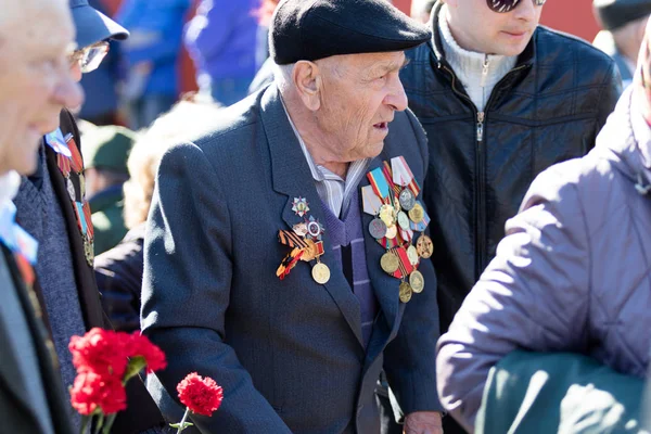 Petropavlovsk, Kazakistan - 9 Mayıs 2016: 9 Mayıs 2016 Petropavlovsk, Kazakistan'daki zafer günü. Ölü savaş anısına. Üyeler mutlu.