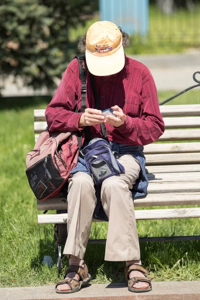 Petropavlovsk, Kazakistan - 1 Mayıs 2017: Yaşlı bir adam gülümseyerek, bir yaz şehir manzarası.